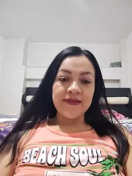 Snapshot of LindaSalo33 chatting on October 14, 2025, 3:29 am LindaSalo33 online show from October 14, 2025, 3:29 am