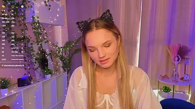 JulieLupo online show from November 7, 2025, 6:13 am