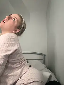 Snapshot of LucyLowbb chatting on October 5, 2025, 8:23 am LucyLowbb online show from October 5, 2025, 8:23 am