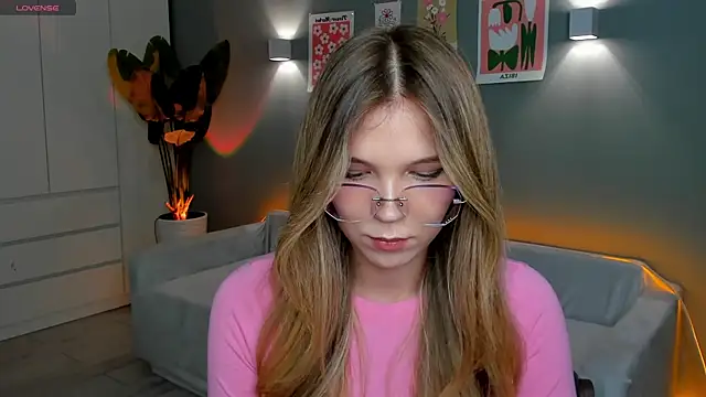 linakorvin online show from November 4, 2025, 1:43 pm