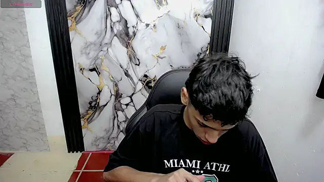 Snapshot of Im_david02 chatting on December 5, 2025, 1:42 pm Im david02 online show from December 5, 2025, 1:42 pm