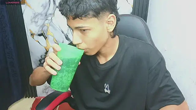 Snapshot of Im_david02 chatting on January 6, 2026, 2:21 pm Im david02 online show from January 6, 2026, 2:21 pm