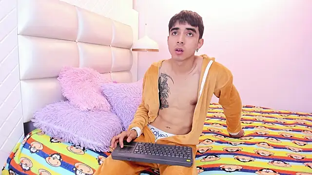 Snapshot of Hottie_Guy chatting on October 8, 2025, 6:16 pm Hottie Guy online show from October 8, 2025, 6:16 pm