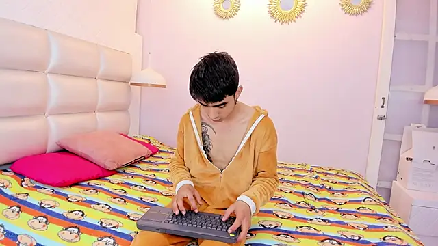 Snapshot of Hottie_Guy chatting on October 10, 2025, 6:07 pm Hottie Guy online show from October 10, 2025, 6:07 pm