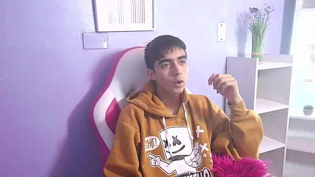 Snapshot of Hottie_Guy chatting on October 21, 2025, 5:46 pm Hottie Guy online show from October 21, 2025, 5:46 pm