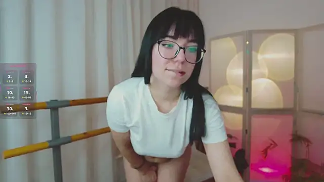 Snapshot of Avelyne_ chatting on November 10, 2025, 8:52 pm Avelyne online show from November 10, 2025, 8:52 pm