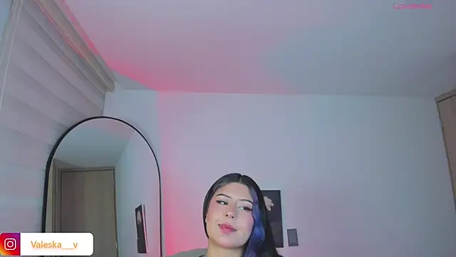 Snapshot of valeska__V chatting on July 13, 2026, 8:17 am valeska V online show from July 13, 2026, 8:17 am