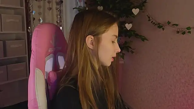 Snapshot of L1na_Reeds chatting on March 4, 2026, 1:11 am L1na Reeds online show from March 4, 2026, 1:11 am