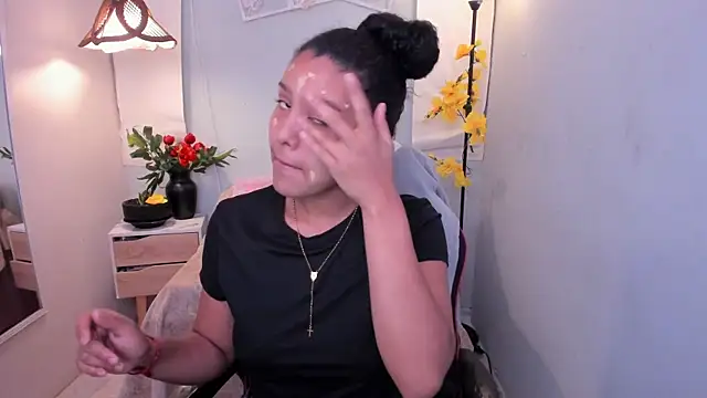 Snapshot of AriaVega chatting on June 18, 2026, 1:04 pm AriaVega online show from June 18, 2026, 1:04 pm