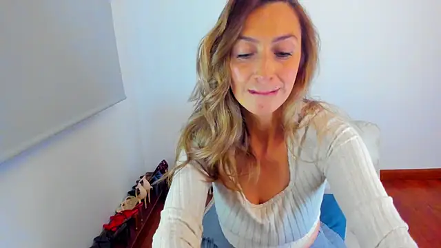 Snapshot of Velourmuse chatting on June 19, 2026, 11:08 pm Velourmuse online show from June 19, 2026, 11:08 pm