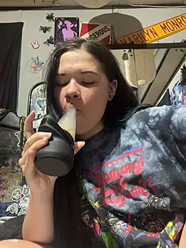Snapshot of Jynx420friendly chatting on June 29, 2026, 5:57 pm Jynx420friendly online show from June 29, 2026, 5:57 pm