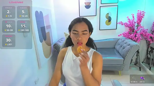 Juliie coper online show from November 11, 2025, 12:38 pm