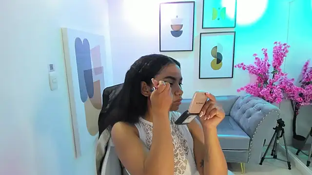 Juliie coper online show from November 12, 2025, 12:49 pm