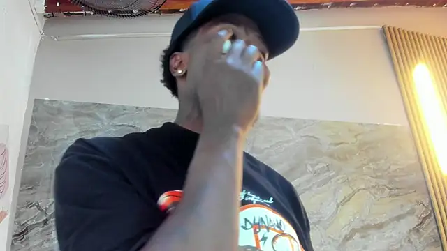 Snapshot of COMPTON_01 chatting on October 20, 2025, 4:02 am COMPTON 01 online show from October 20, 2025, 4:02 am