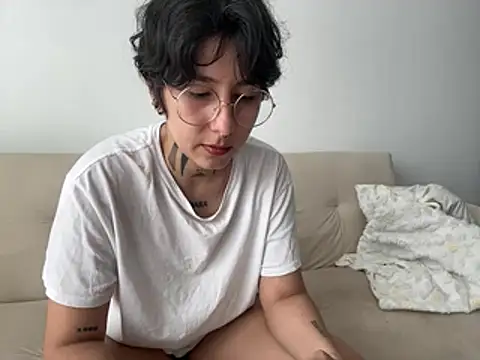 Snapshot of DaisyEmily chatting on May 24, 2026, 7:19 pm DaisyEmily online show from May 24, 2026, 7:19 pm