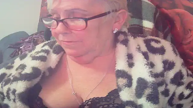 Playful MILF Demi online show from April 22, 2026, 9:49 pm