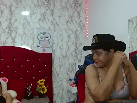 DannaLanegra2 online show from November 25, 2025, 5:02 pm