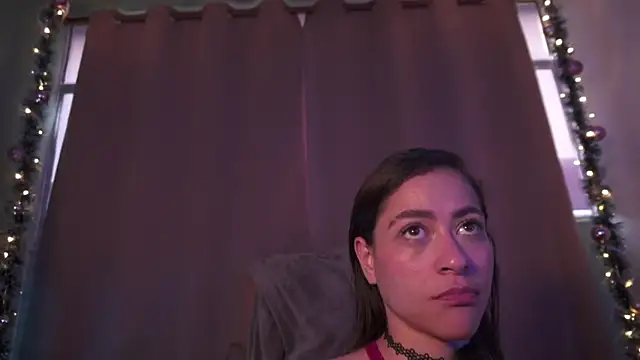 Snapshot of _issy chatting on December 13, 2025, 10:26 pm issy online show from December 13, 2025, 10:26 pm