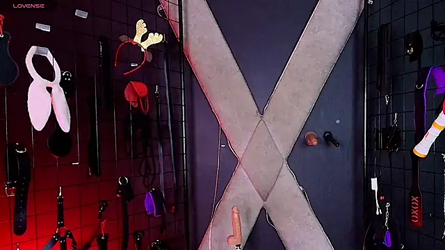 Snapshot of mranii_queen_bdsm_ chatting on December 4, 2025, 3:49 am mranii queen bdsm online show from December 4, 2025, 3:49 am