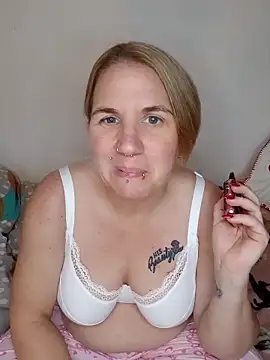 Snapshot of LaceyWestxx chatting on November 12, 2025, 6:08 pm LaceyWestxx online show from November 12, 2025, 6:08 pm