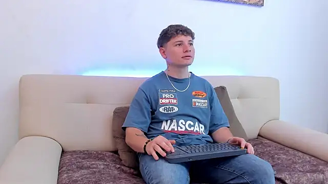 Snapshot of Leoo_Miller chatting on October 6, 2025, 8:39 pm Leoo Miller online show from October 6, 2025, 8:39 pm