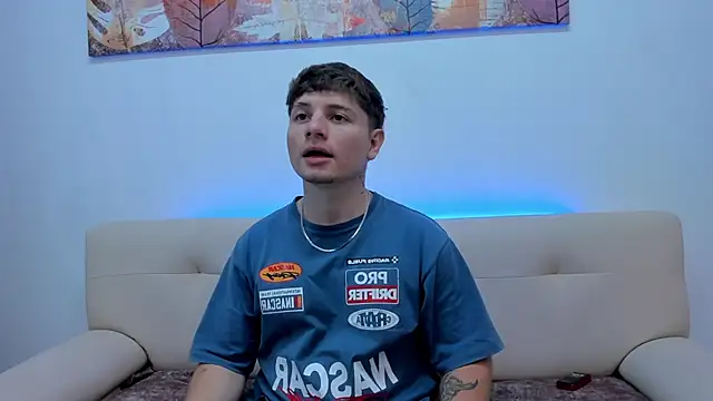 Snapshot of Leoo_Miller chatting on October 15, 2025, 9:15 pm Leoo Miller online show from October 15, 2025, 9:15 pm