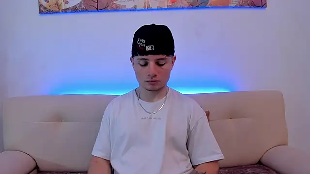 Snapshot of Leoo_Miller chatting on October 29, 2025, 9:27 pm Leoo Miller online show from October 29, 2025, 9:27 pm