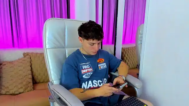 Snapshot of Leoo_Miller chatting on November 4, 2025, 4:33 am Leoo Miller online show from November 4, 2025, 4:33 am