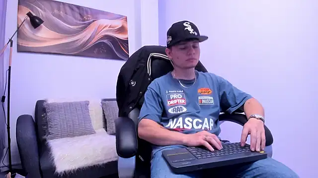 Snapshot of Leoo_Miller chatting on November 14, 2025, 4:00 am Leoo Miller online show from November 14, 2025, 4:00 am