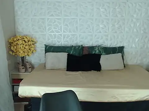 Snapshot of _YourHellMajestic_ chatting on November 6, 2025, 11:48 pm YourHellMajestic online show from November 6, 2025, 11:48 pm