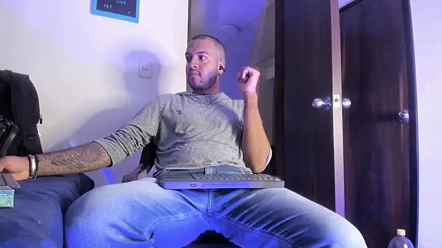 Snapshot of Dann_17_ chatting on November 28, 2025, 4:09 pm Dann 17 online show from November 28, 2025, 4:09 pm