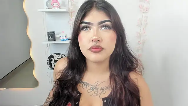 hollycute   online show from July 18, 2026, 10:57 pm