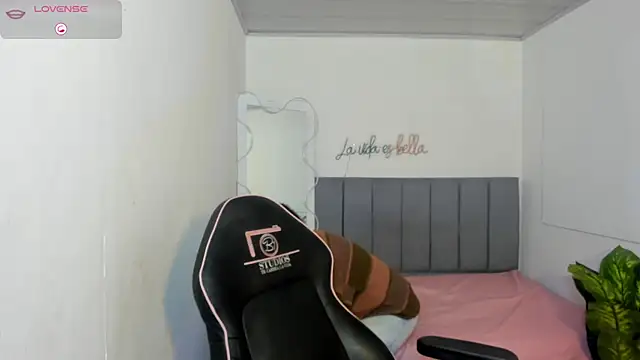 THIANA TAY online show from October 25, 2025, 2:52 am