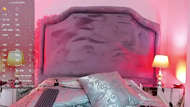 Emma Saylor online show from November 5, 2025, 6:52 pm