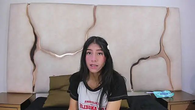 Snapshot of Mia_clark18 chatting on December 5, 2025, 3:52 pm Mia clark18 online show from December 5, 2025, 3:52 pm