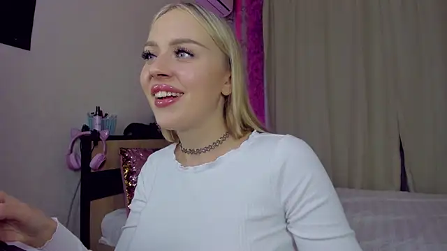 Snapshot of CeaneLino chatting on October 7, 2025, 7:00 pm CeaneLino online show from October 7, 2025, 7:00 pm