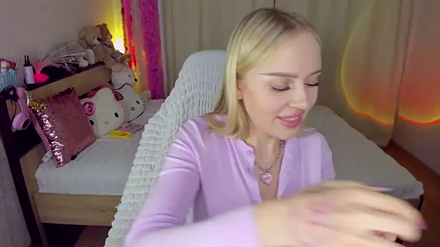 Snapshot of CeaneLino chatting on October 17, 2025, 6:32 pm CeaneLino online show from October 17, 2025, 6:32 pm