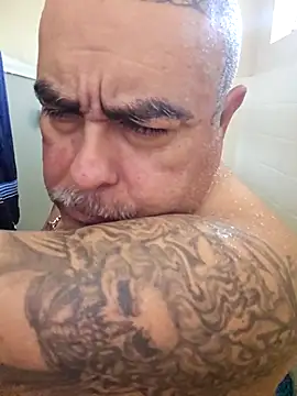 Snapshot of B1GLO chatting on November 14, 2025, 4:49 pm B1GLO online show from November 14, 2025, 4:49 pm