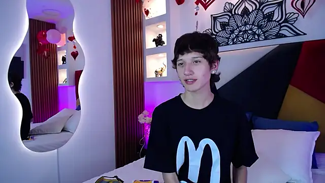 Emo Boy  online show from February 17, 2026, 8:04 pm