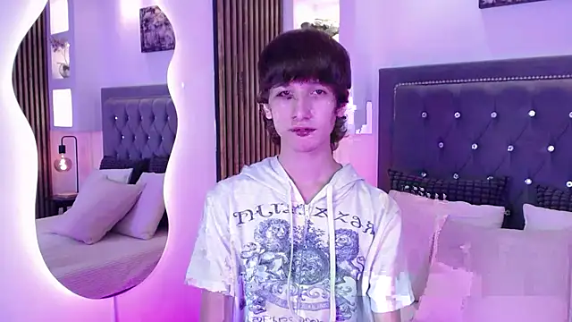 Emo Boy  online show from April 23, 2026, 8:33 pm