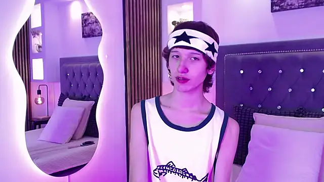 Emo Boy  online show from April 27, 2026, 8:29 pm