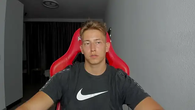 Snapshot of find0m_master chatting on November 3, 2025, 8:43 pm find0m master online show from November 3, 2025, 8:43 pm