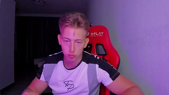 Snapshot of find0m_master chatting on November 7, 2025, 8:42 pm find0m master online show from November 7, 2025, 8:42 pm