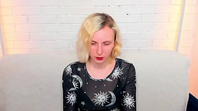 LikiLips online show from May 7, 2026, 1:00 am