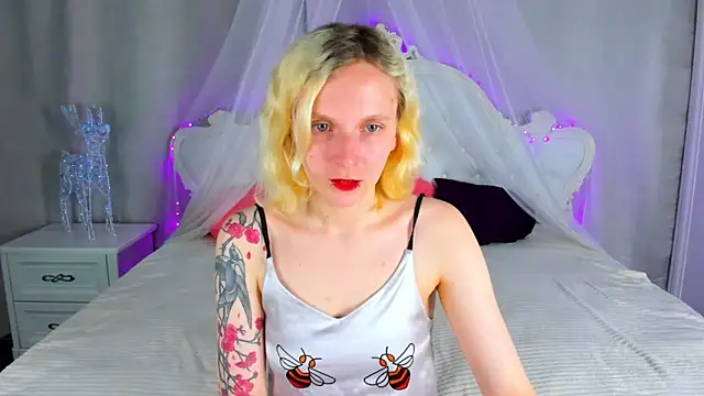 LikiLips online show from May 27, 2026, 1:13 am