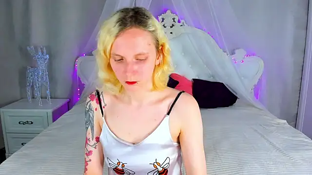 LikiLips online show from May 27, 2026, 1:57 am