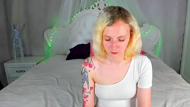 LikiLips online show from June 25, 2026, 5:12 am