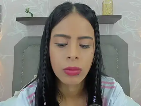 Snapshot of laura_maite_ chatting on November 24, 2025, 12:16 pm laura maite online show from November 24, 2025, 12:16 pm