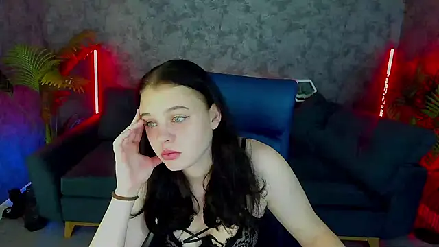 SnowWhiti online show from November 23, 2025, 6:24 am