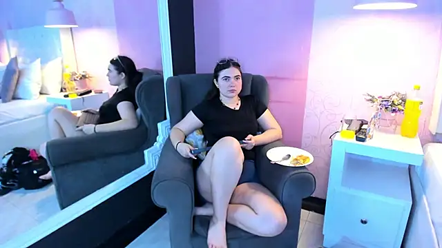 Snapshot of RousseWalker chatting on November 23, 2025, 7:35 pm RousseWalker online show from November 23, 2025, 7:35 pm